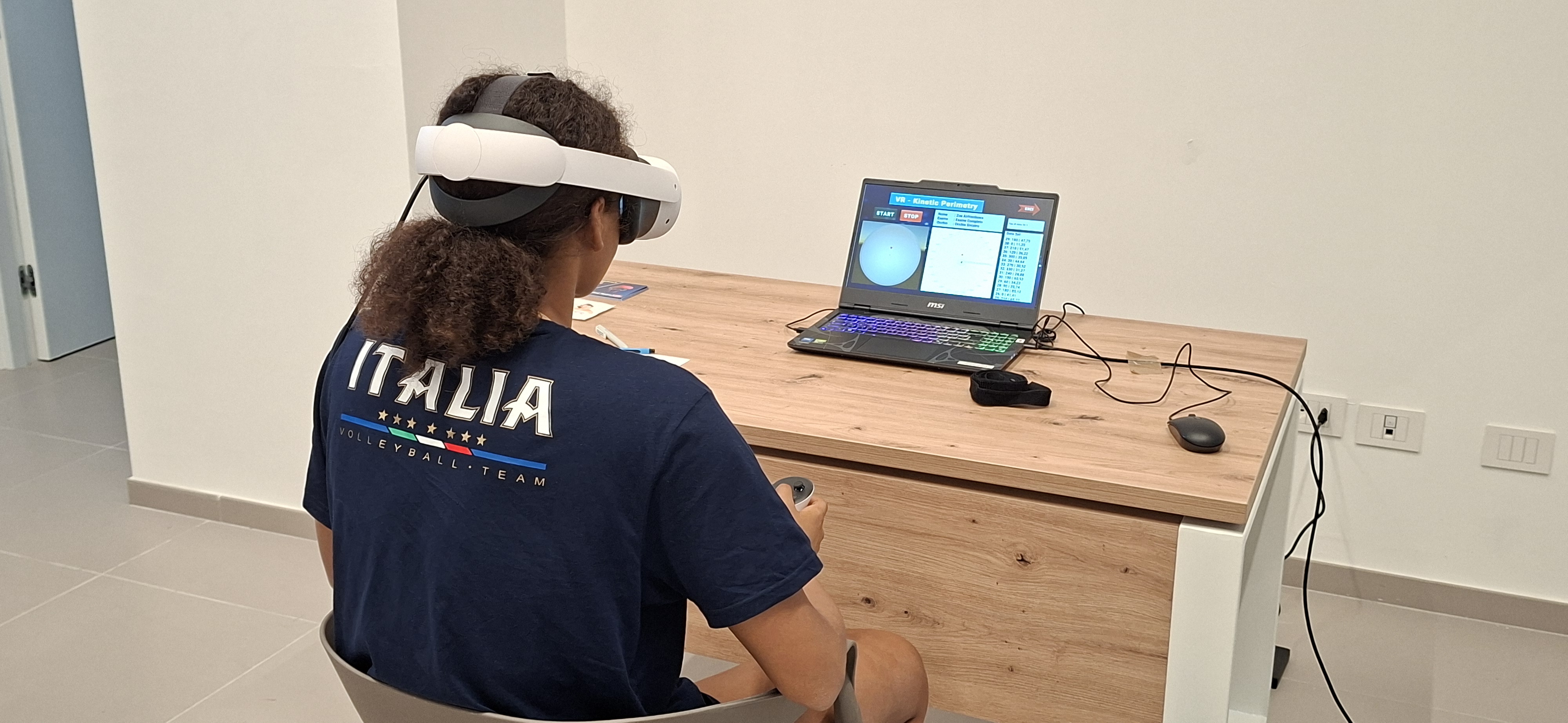 Operatore che monitora il test da laptop durante una sessione reale